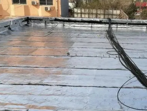 东平卫生间漏水维修公司分享下东平屋面楼顶防水刚性防水层施工要点。